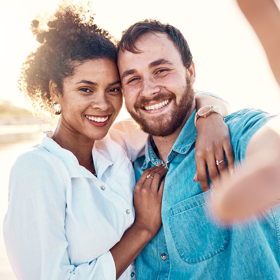 selfie-smile-and-happy-couple-on-beach-for-holiday-TK6TBAR.jpg